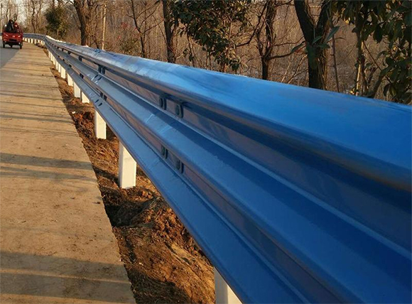 安庆公路波形护栏板的优点